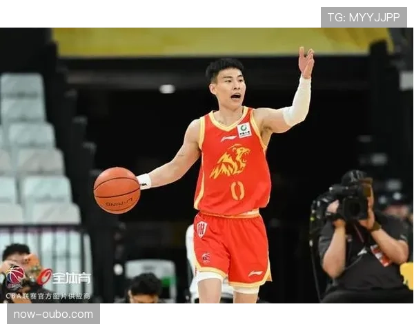 广厦吴骁策应布朗突破林秉圣三分 内线稳定支撑释放外线